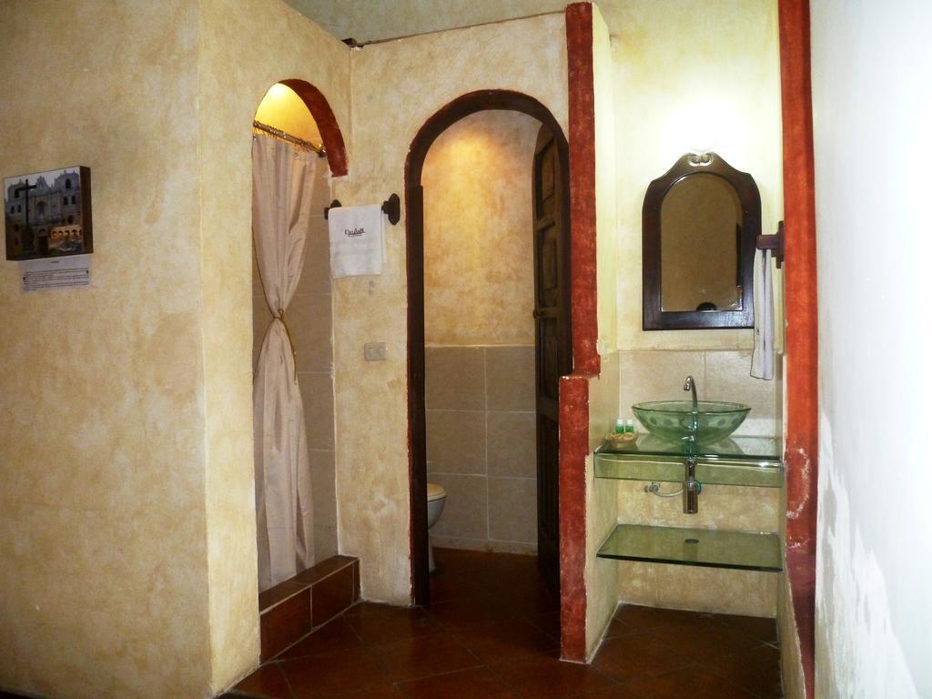 Hotel Y Galeria Uxlabil Antigua Pokoj fotografie